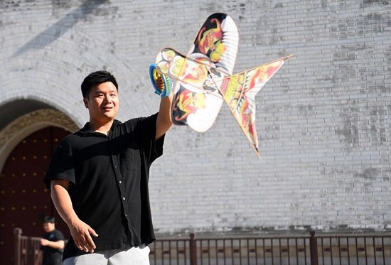 在天津市鼓楼附近，“风筝魏”第五代传承人魏博文在放飞风筝。新华社记者 赵子硕 摄