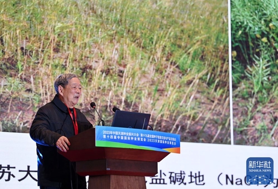 ↑3月19日，中国工程院院士傅廷栋在大豆油料论坛上作《耐盐碱油菜与饲料油菜的研究与利用》的报告。