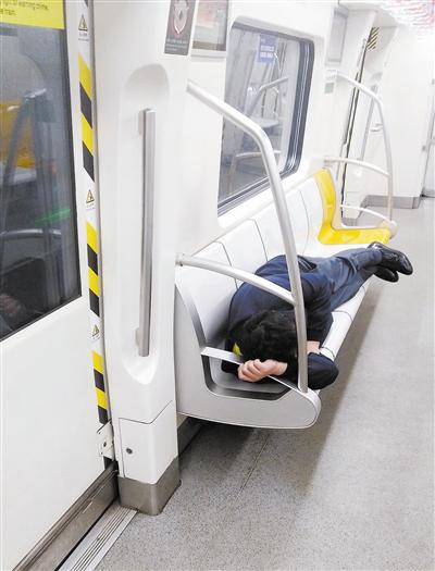 车厢内随意躺卧睡觉