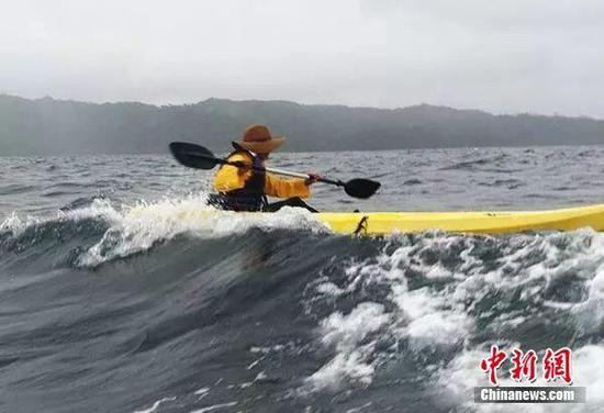 白斌在加勒比海上使用皮划艇划行受访者供图