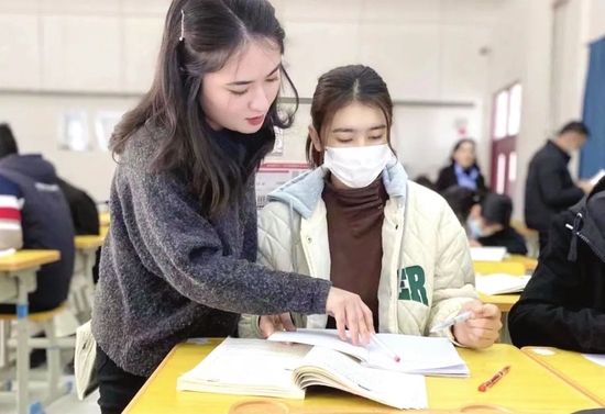 天津职业技术师范大学赴新疆实习支教团衣孜阿尔古丽为和田职业技术学院学生讲课答疑。（本报资料照片）