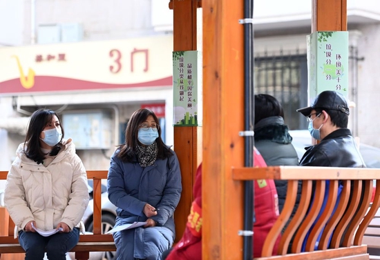 在天津市和平区一小区内，小白楼街道基层立法联系点工作人员听取老年居民对无障碍环境建设法草案的建议（12月1日摄）