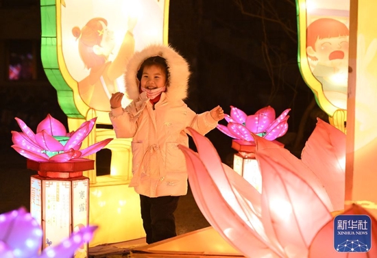 ↑小朋友在中华石园新春民俗灯会赏灯游玩（1月26日摄）。
