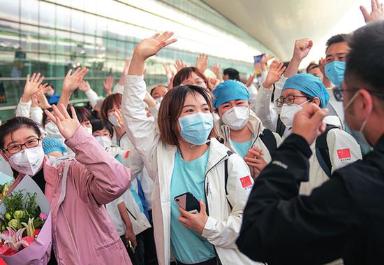 3月17日，天津国家紧急医学救援队队员在武汉天河机场挥手告别 