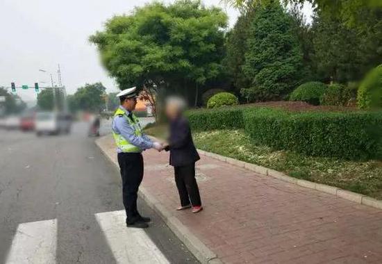 经过一个多小时的多方联系,民警终于联系到老人家属并及时将老人接回。