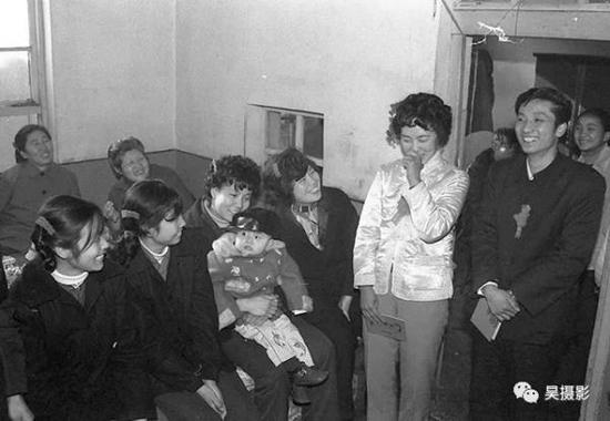 1984年1月,上世纪80年代的喜庆婚礼。韩振铎 摄