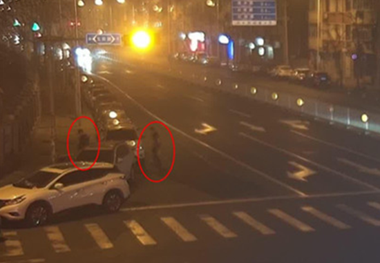 两名醉汉经过路口(监控截图)