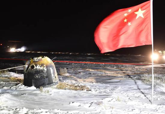 12月17日凌晨,嫦娥五号返回器携带月球样品,采用半弹道跳跃方式再入返回,在内蒙古四子王旗预定区域安全着陆。新华社记者 任军川 摄