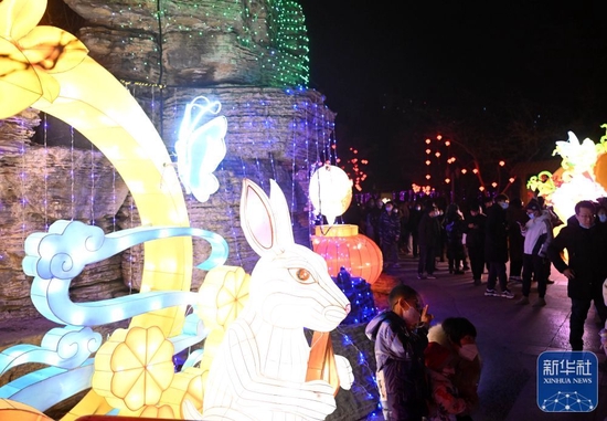 ↑人们在中华石园新春民俗灯会赏灯游玩（1月26日摄）。