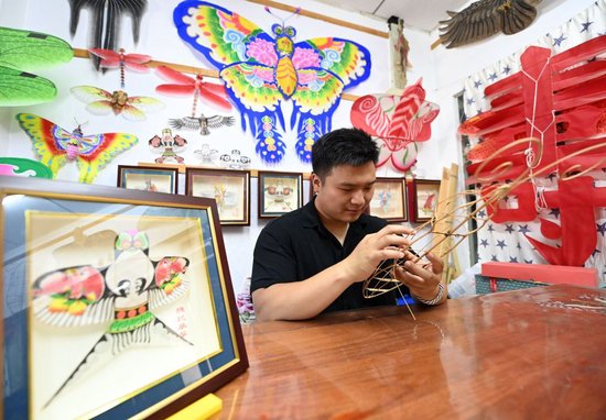 在天津市鼓楼附近的工作室里,魏博文在制作风筝骨架(6月8日摄)。
