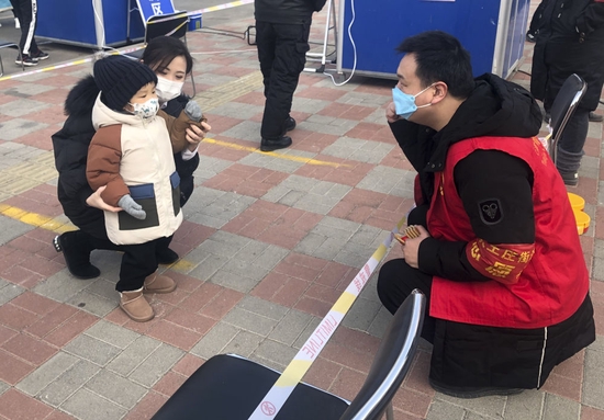 &nbsp;蔡成（右）在河东区大王庄街道做志愿服务工作（1月20日摄）。新华社发