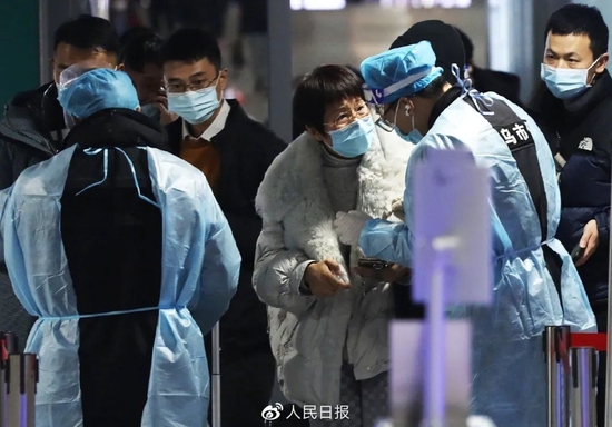 2022年1月19日,铁路浙江义乌站,工作人员查看旅客的健康码、行程码。