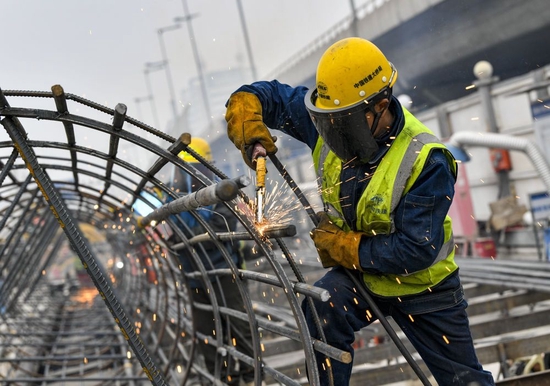 ↑在天津地铁8号线一期工程5标项目南珠桥站施工现场，建设者进行焊接作业（2月11日摄）。