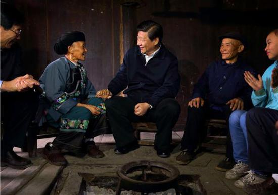 2013年11月3日至5日,中共中央总书记、国家主席、中央军委主席习近平在湖南考察。这是3日下午,习近平在湘西土家族苗族自治州花垣县排碧乡十八洞村苗族村民施齐文家中同一家人促膝交谈。新华社记者兰红光摄