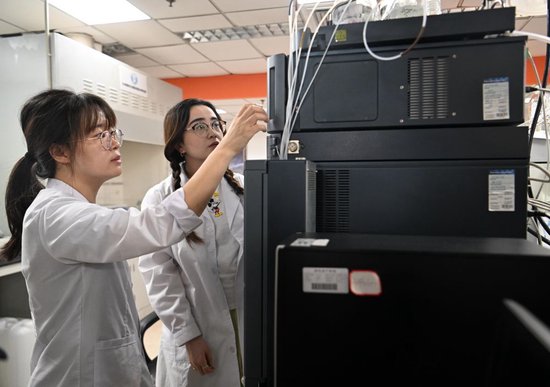 2023年8月17日，工作人员在天津国际生物医药联合研究院分析测试中心工作。新华社记者 赵子硕 摄