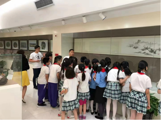 逸阳梅江湾小学参观拜石博物馆
