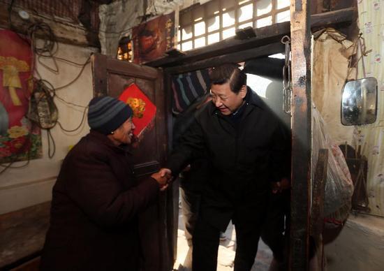 2012年12月29日至30日,中共中央总书记、中央军委主席习近平在河北省阜平县看望慰问困难群众。这是习近平在龙泉关镇骆驼湾村到困难群众唐荣斌家看望。新华社记者兰红光摄