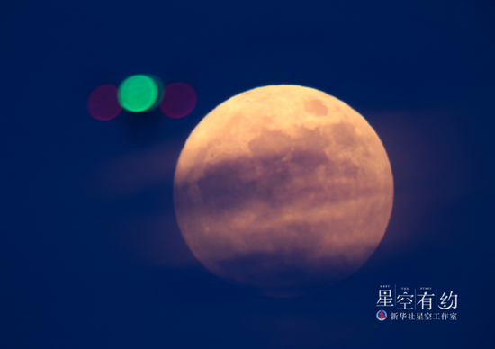 这是2022年7月13日在贵州省铜仁市玉屏侗族自治县拍摄的年度最大满月。新华社发（徐雪摄）