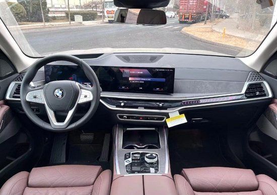 2023款宝马X7 现车特价98万起全国上牌