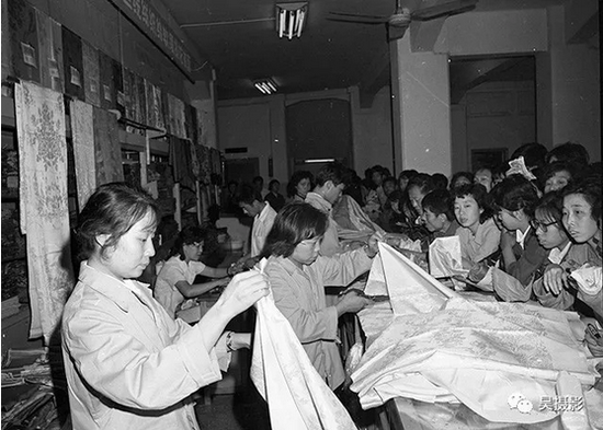 1980年9月,劝业场展销的杭州丝绸提花被面,受到顾客欢迎。孙成 摄