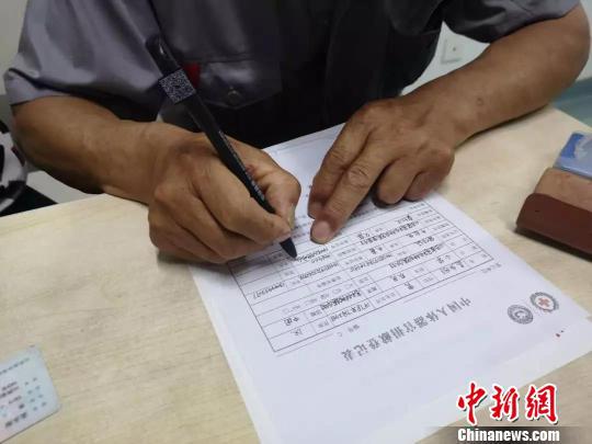 家人含泪签下了《中国人体器官捐献登记表》。　宋红　摄