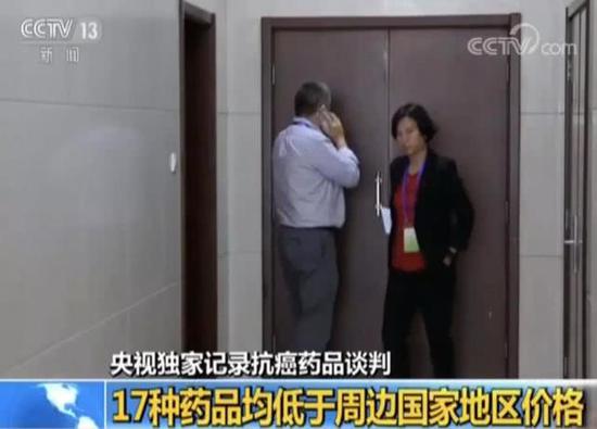 △德国默克公司的谈判代表,一直不停地打电话和总部进行沟通。