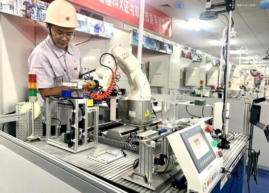 何琳锋进行机器人示教编程