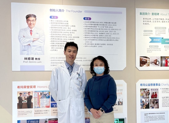 ▲术后患者与复诊医生合影