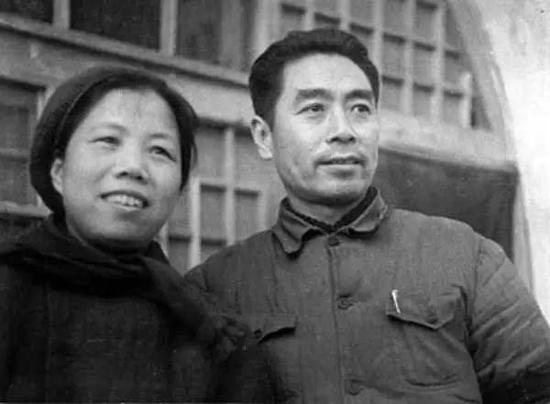 1944年,周恩来与邓颖超在延安