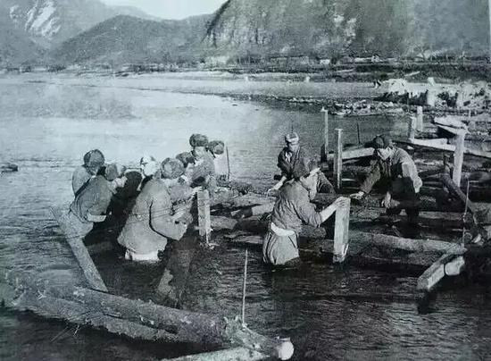 铁道兵遇山开路,遇水搭桥