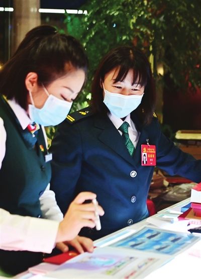 中国邮政集团有限公司天津市和平区寄递事业部贵州路速递营业部揽投员刘婷代表（右），在驻地临时邮局当起了讲解员。