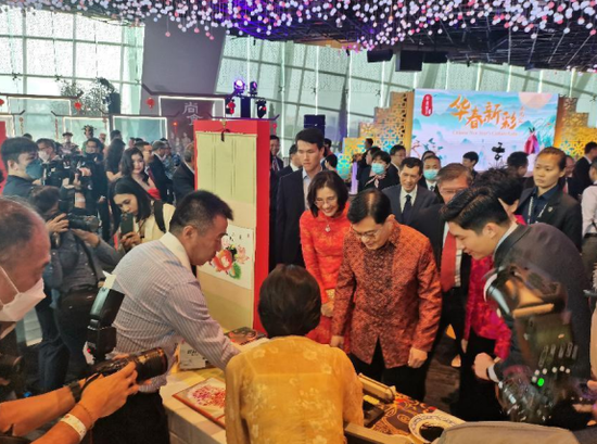 新加坡副总理王瑞杰及夫人现场体验天津杨柳青木板年画拓印  供图 天津市人民对外友好协会