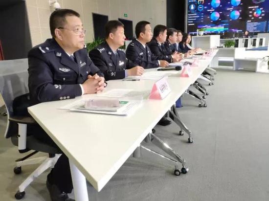 天津市公安局治安管理总队副总队长赵洪闻(上图左一)
