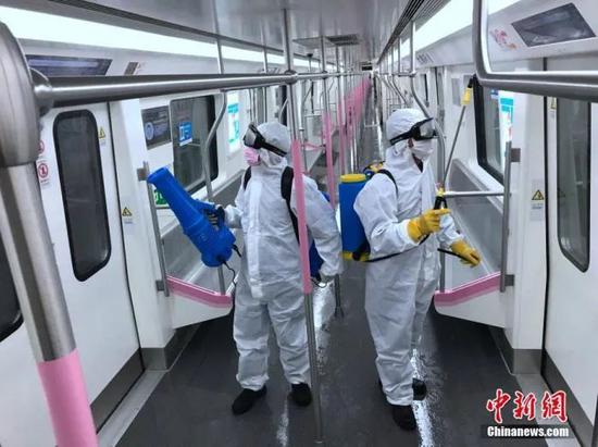 3月23日,湖北省武汉市对地铁全线站点、车辆进行深度消杀,为恢复运营做好准备。
