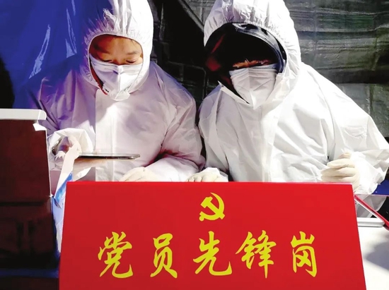 东丽区万新街道欣园社区党员先锋岗为群众开展核酸筛查。