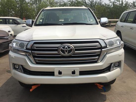 2018款酷路泽4000内饰简朴 操控好空间大