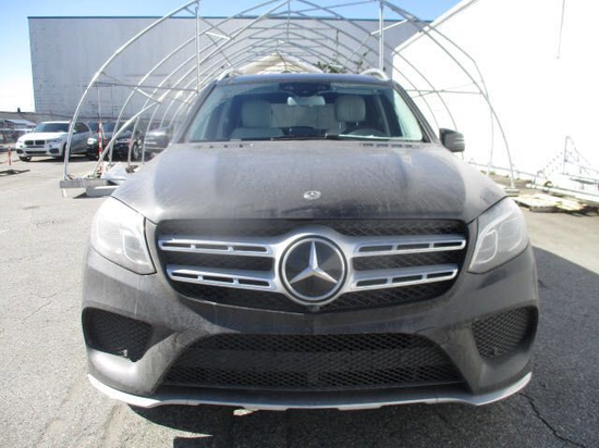 18款奔驰GLS550 霸气脸庞带着性感的神态