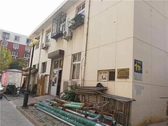 龙潭路居委会:居民反应很大,中山门街道办:召集多方协调。