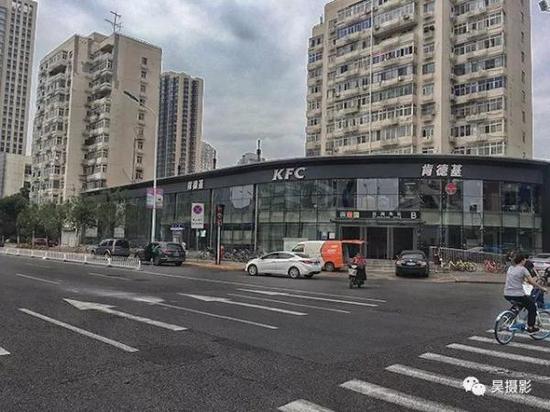 如今的地铁西南角站B出口。 刘欣 摄