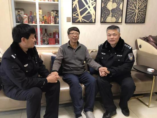 (从左到右:何警官、和义和大爷、周警官)