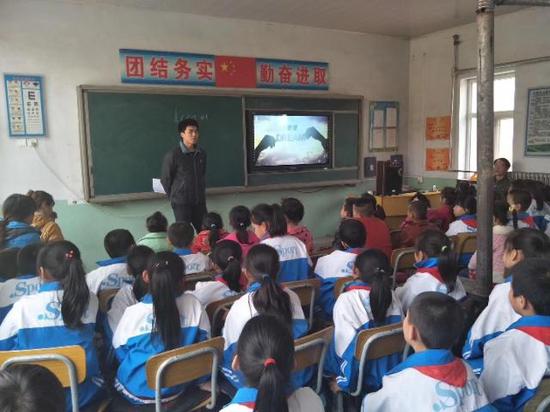 韩廷耕在给村小学的孩子们上课。图片由受访者提供