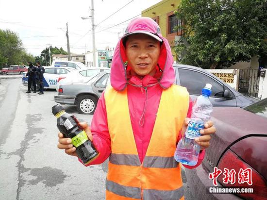 白斌拿着绑匪送他的饮料 受访者供图