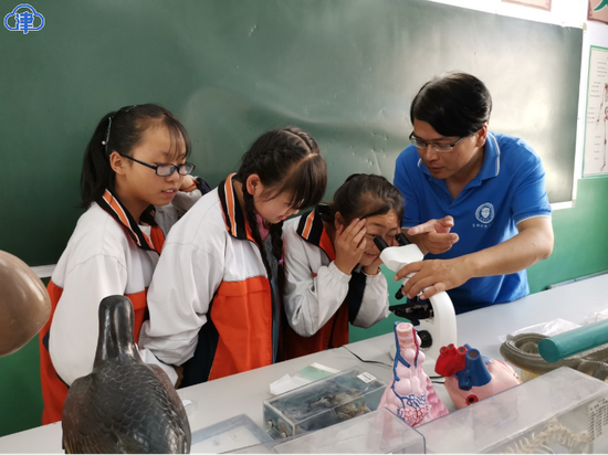 张欣和同学通过显微镜观看 “微观世界”