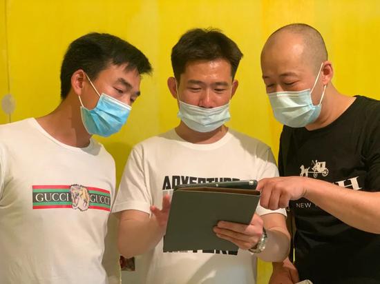 (苏晓峰 右一)