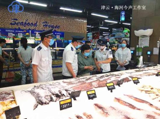 北辰区市场监管局执法人员对辖区信誉楼百货大型超市进行排查