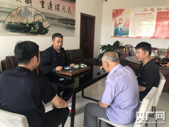 方海波与村民喝茶谈心(央广网记者 夏震宇 摄)