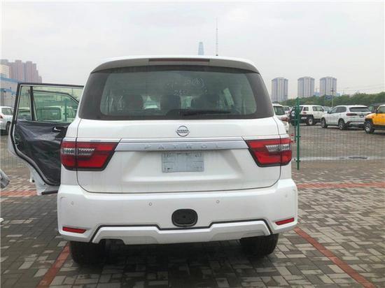 尾灯与效果图也十分类似,只有下包围不太一样,保险杠中间预留了拖车钩的安装位置。