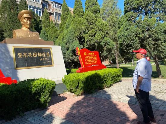 杨长林在杨连弟纪念碑前缅怀父亲