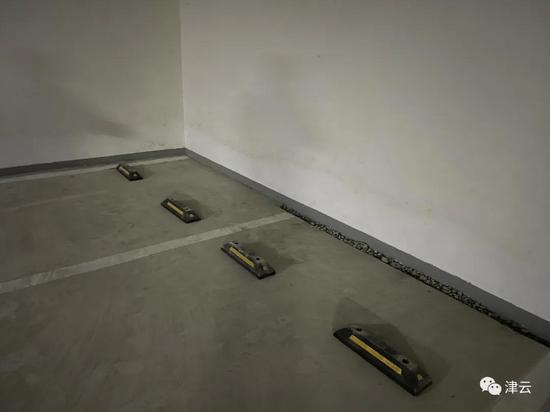 图中车位实际测量为4.5米,橡胶条挡板后位置较窄