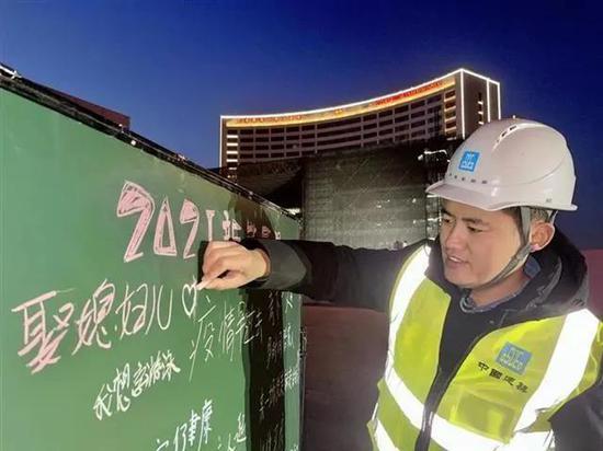在一中心医院新址扩建工程现场,单良写下心愿